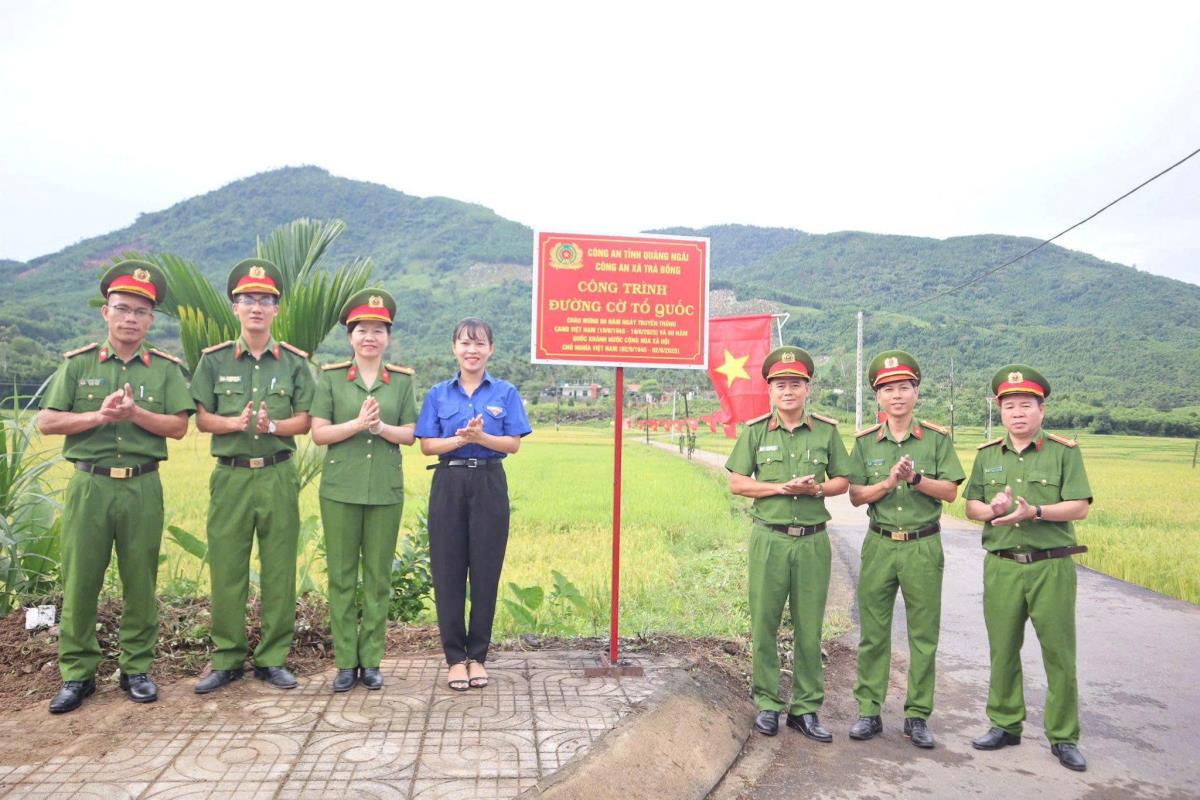 Công an xã Trà Bồng khánh thành công trình “Đường cờ Tổ quốc”.