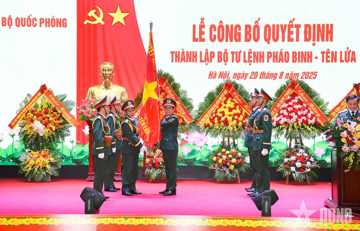 Đại tướng Nguyễn Tân Cương trao Quân kỳ Quyết thắng cho Bộ Tư lệnh Pháo binh - Tên lửa.