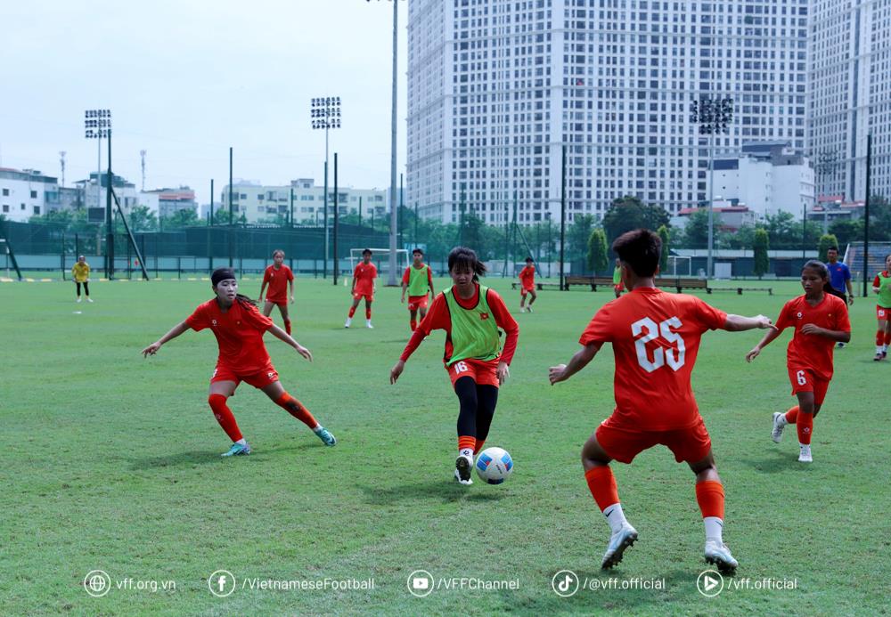 Tuyển nữ U16 Việt Nam tập luyện trước giải đấu.