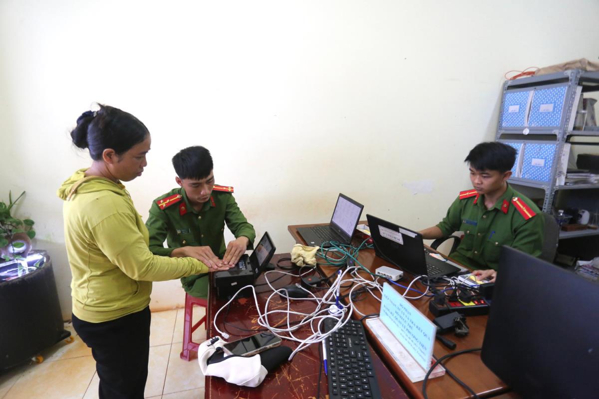 Công an xã Ia Chia thuê rạp để người dân chờ đợi làm thủ tục.