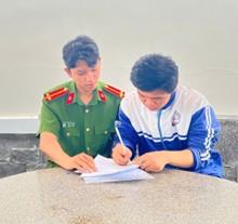 Một thanh niên trên địa bàn xã Hàm Kiệm viết đơn tình nguyện tham gia nghĩa vụ Công an nhân dân.