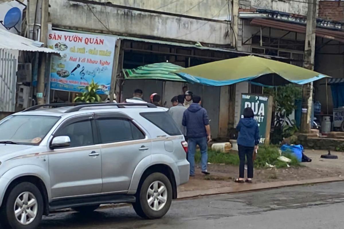 Áp giải đối tượng Tuấn (giữa) tới hiện trường phục vụ điều tra.