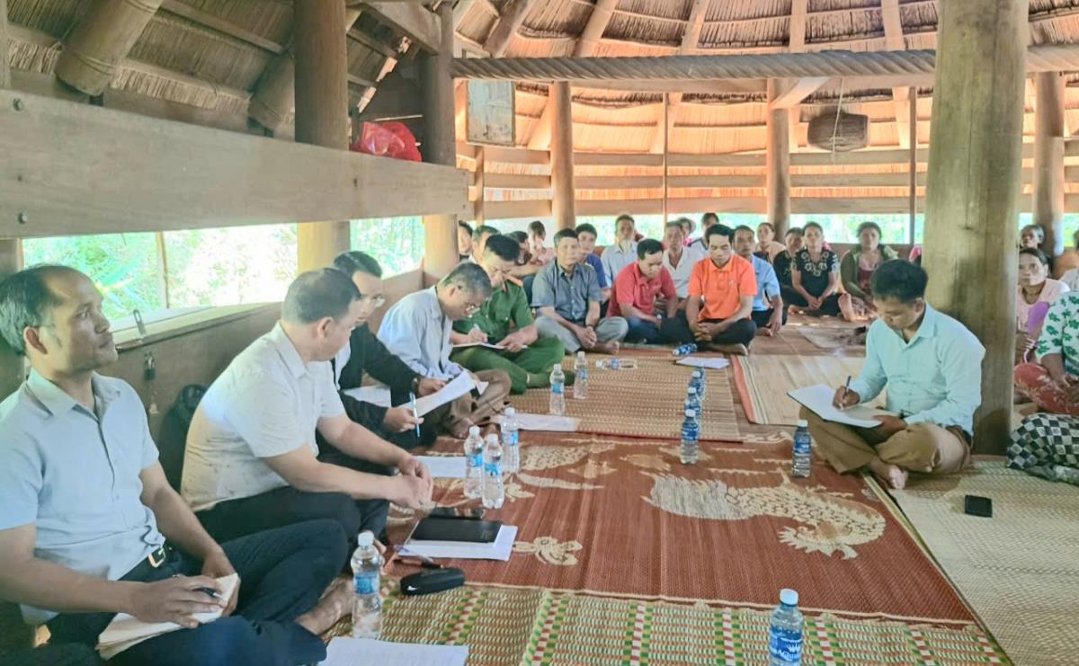 Công an xã phối hợp cùng Đảng ủy xã A Vương phổ biến kế hoạch làm thủ tục cấp đổi thẻ Đảng viên cho đảng viên trên địa bàn xã