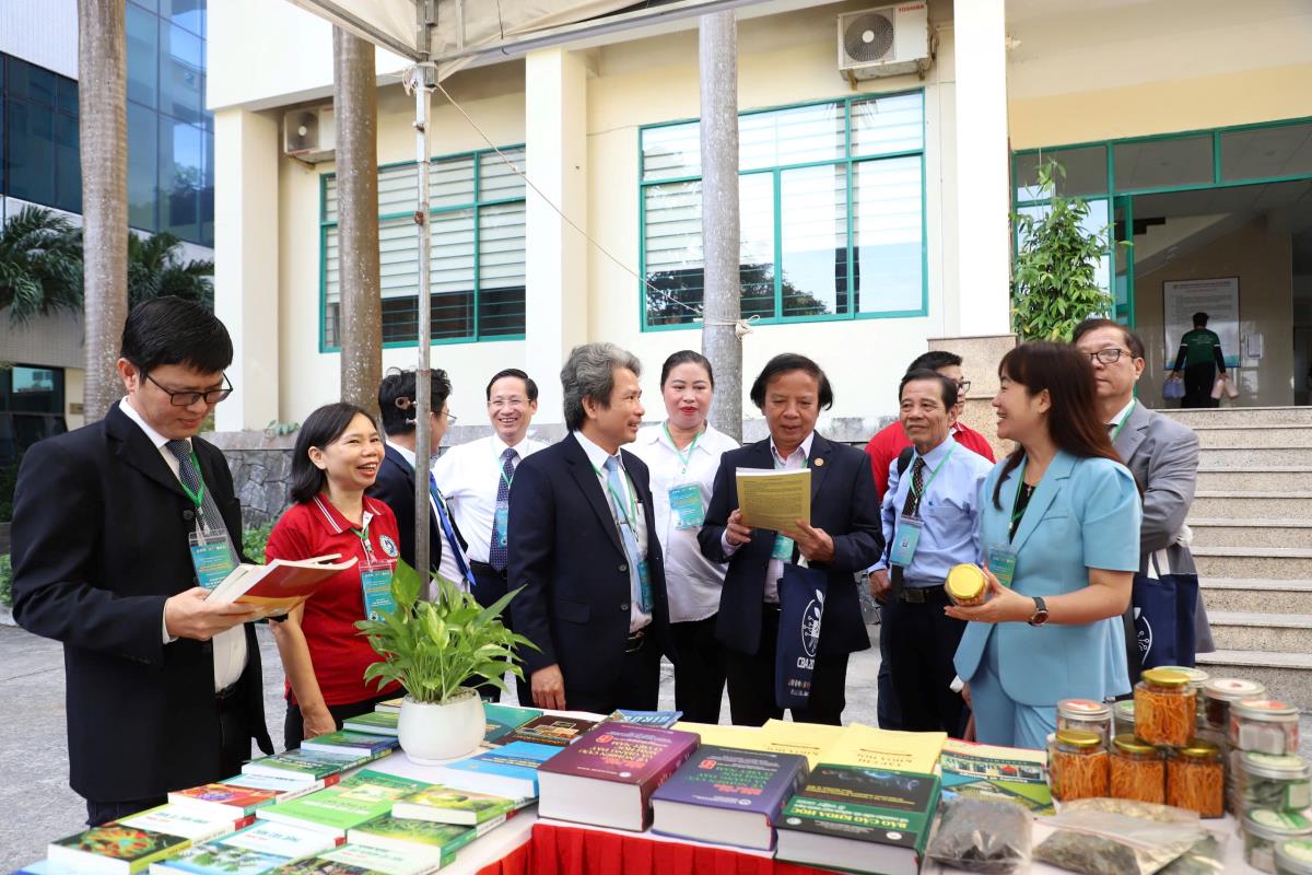 Trường Đại học Sư phạm-Đại học Đà Nẵng tặng hoa cảm ơn các đơn vị đồng tổ chức hội thảo.