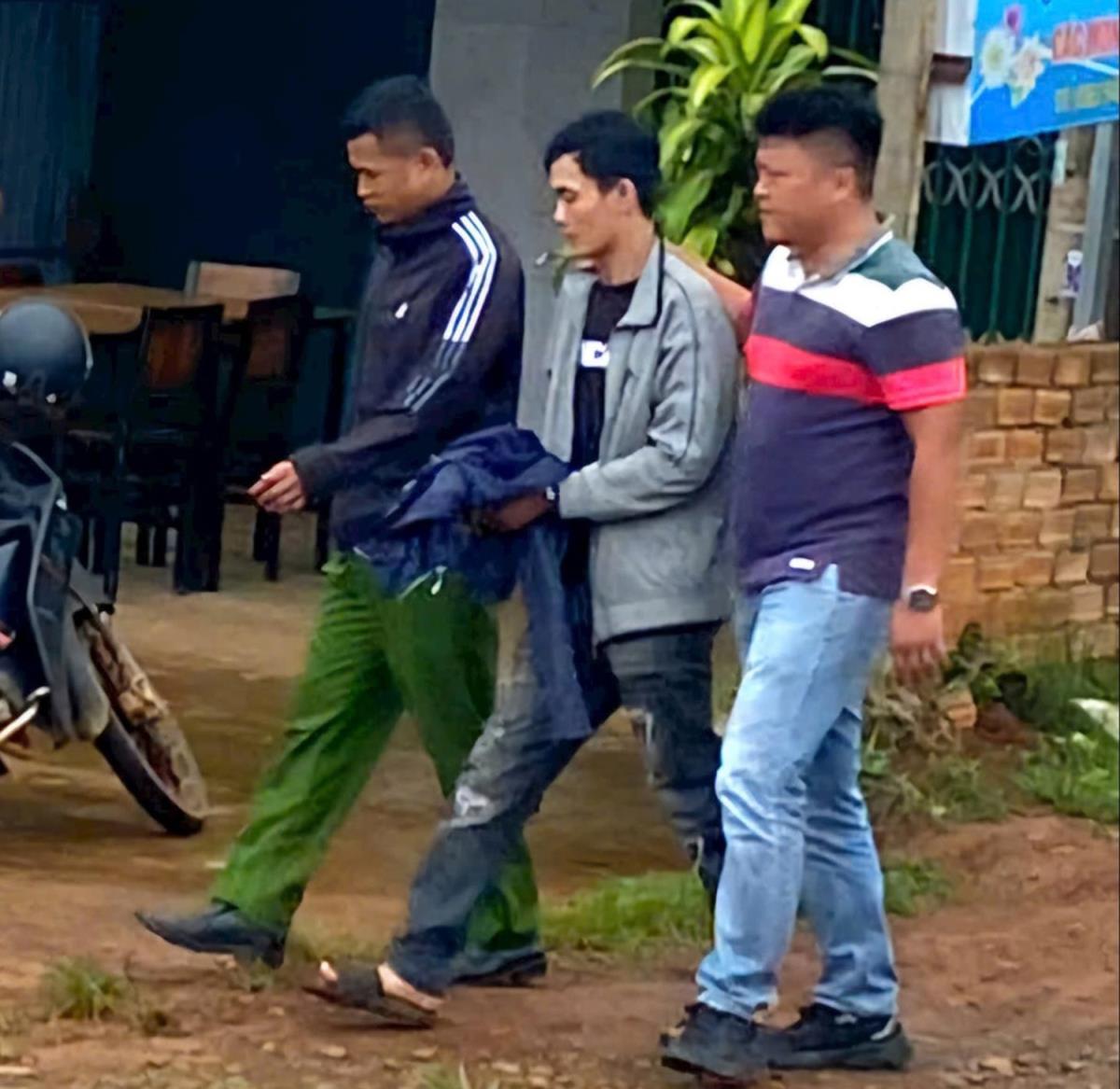 Đối tượng Quách Đình Tuấn (ở giữa) bị bắt giữ.