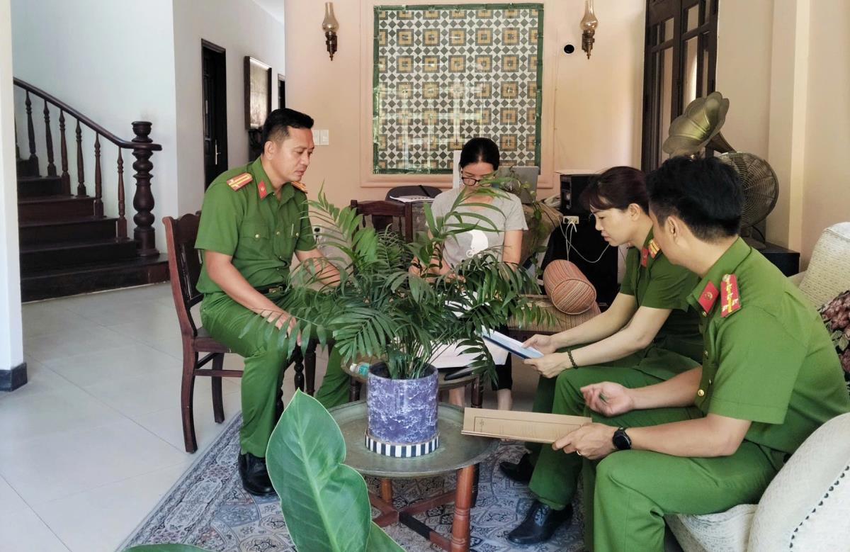 Công an phường Hội An Đông kiểm tra hành chính cơ sở lưu trú trên địa bàn.