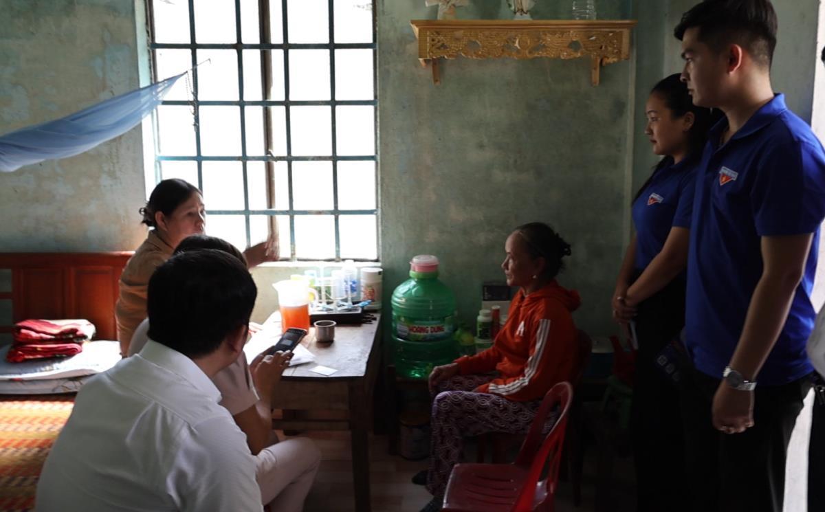 Lãnh đạo Trung tâm phục vụ Hành chính công và đại diện Mặt trận, Đoàn Thanh niên trao kết quả phụ lục khai sinh cho người dân Tà Lang.