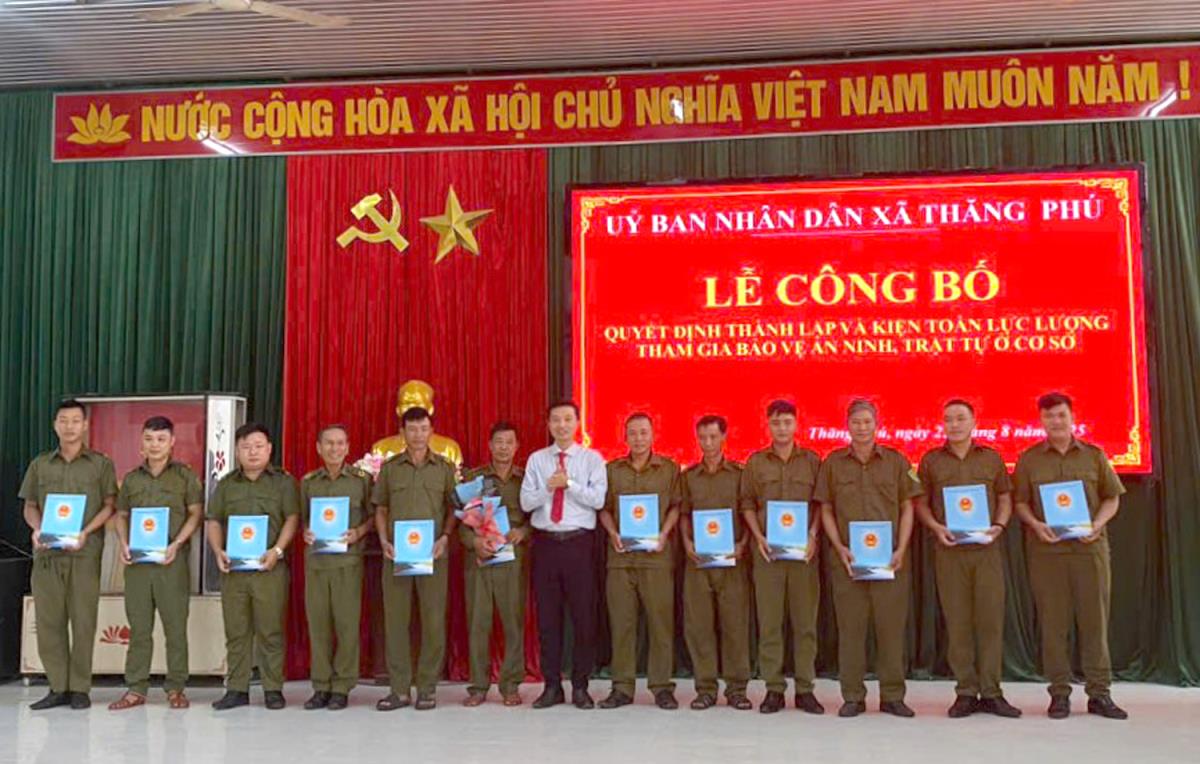 Lãnh đạo UBND xã Thăng Phú trao các Quyết định cho 12 Tổ bảo vệ ANTT ở cơ sở.