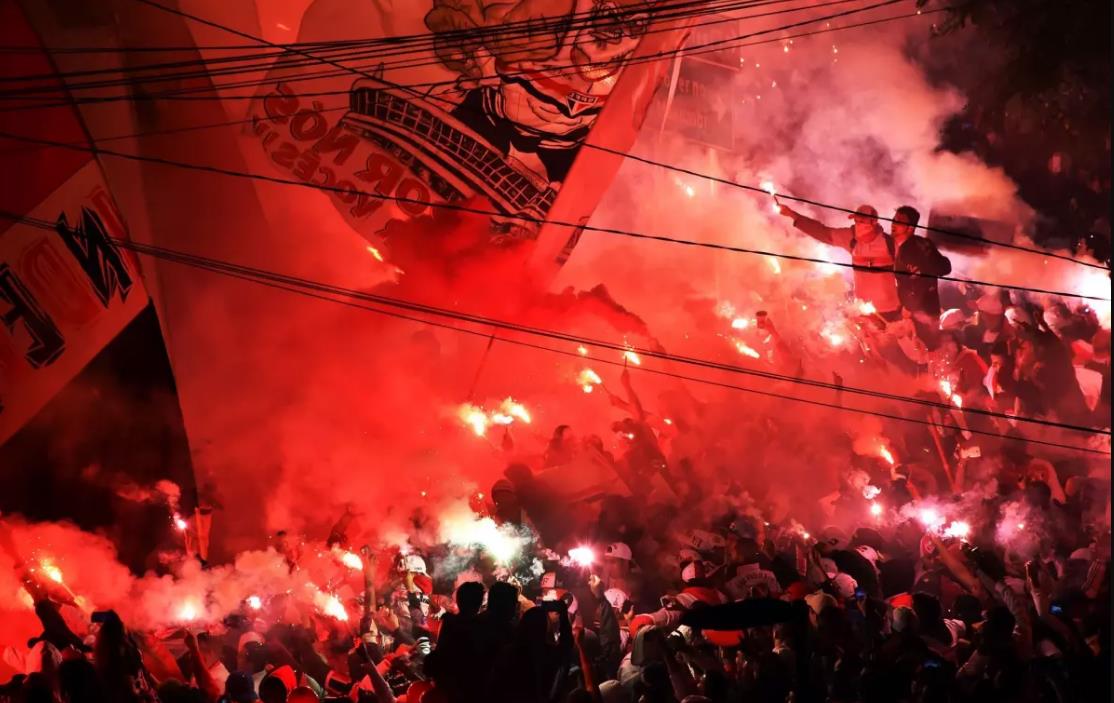 Cảnh hỗn loạn trên khán đài Libertadores de América hôm 21-8.