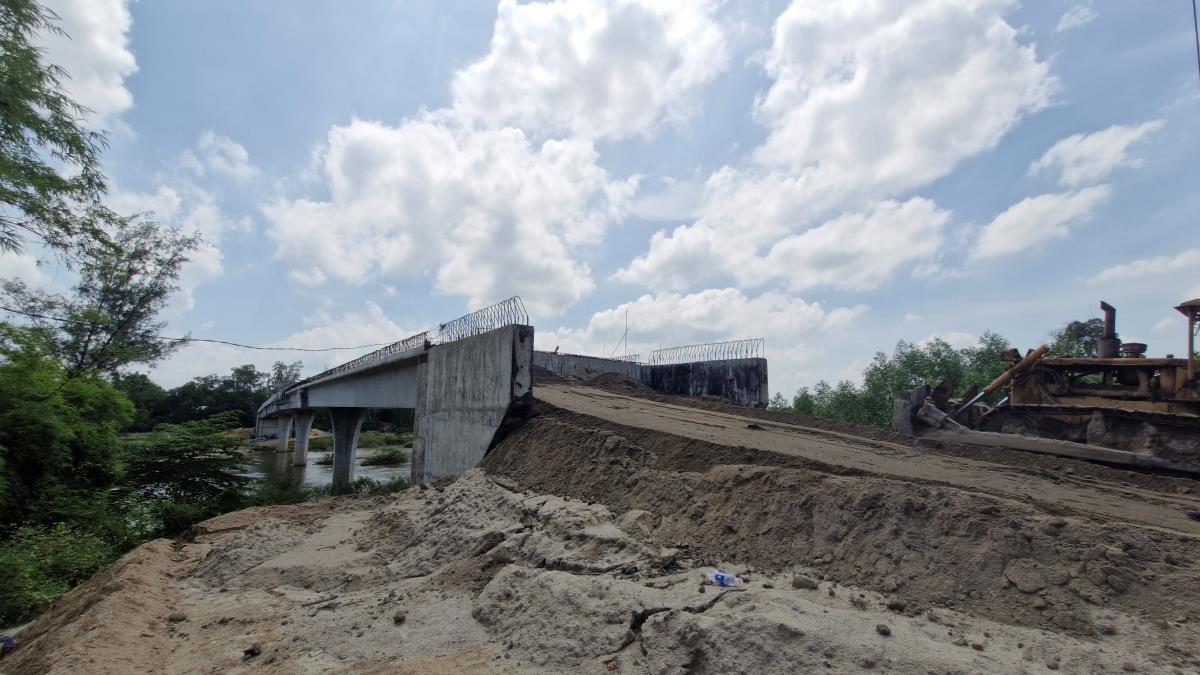Cát từ dưới sông vận chuyển lên đắp mố cầu và đường dẫn cầu Ly Ly.