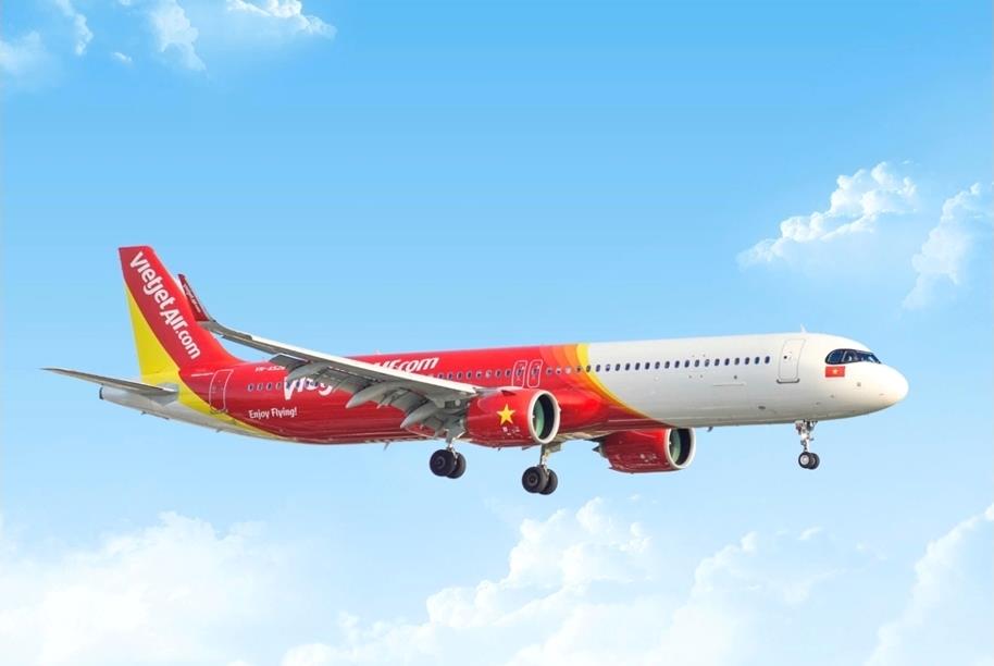 Tiếp viên Vietjet phục vụ hành khách chu đáo và tận tâm.