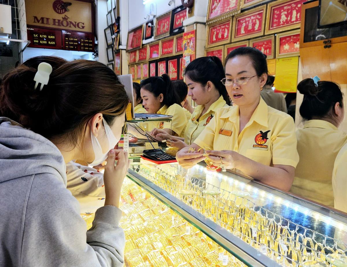 Giá vàng liên tục lập kỷ lục gây rủi ro cho nhà đầu tư mua giá cao.