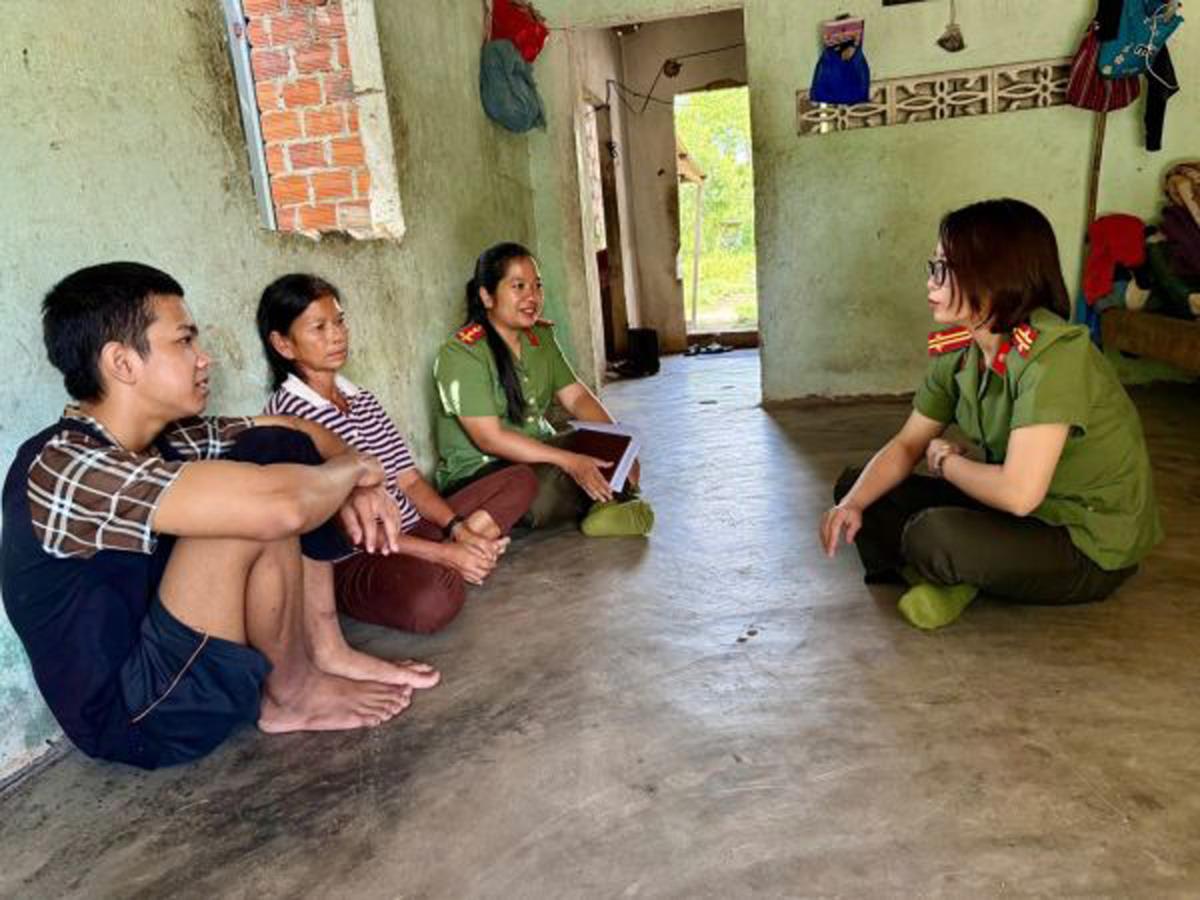Cán bộ Tổ An ninh Công an xã Đăk Rơ Wa thăm hỏi, tuyên truyền pháp luật cho gia đình em A Hyưl.