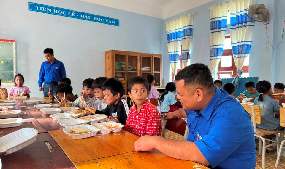 Trao tặng quà cho các em học sinh tại trường PTDTBT Tiểu học AXan.