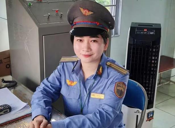 Đại diện CTCP đường sắt Sài Gòn khen thưởng 2 nhân viên gác chắn. Ảnh: A.X