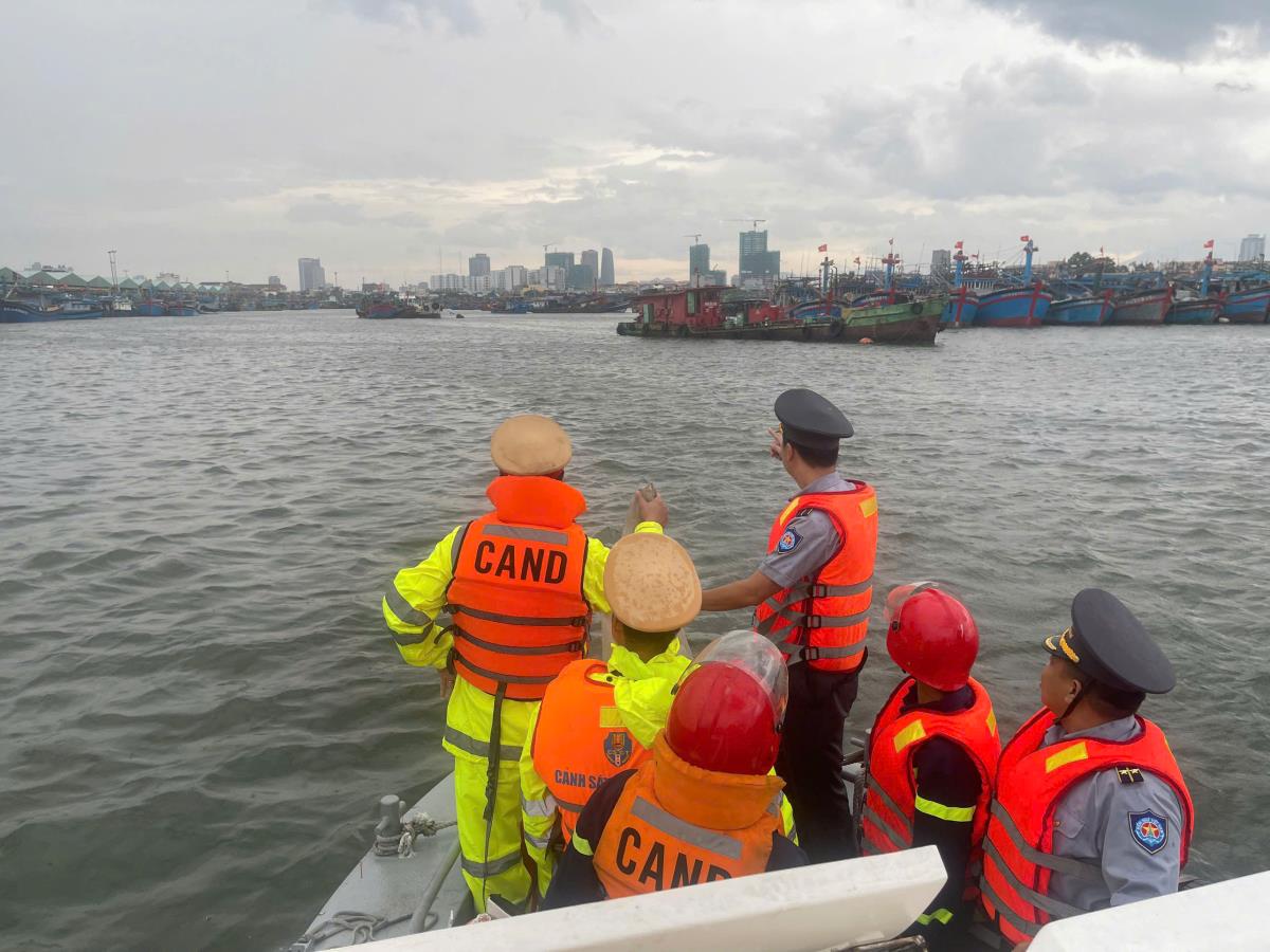 Chủ tàu được hướng dẫn neo đậu và nhắc nhở các biện pháp an toàn.