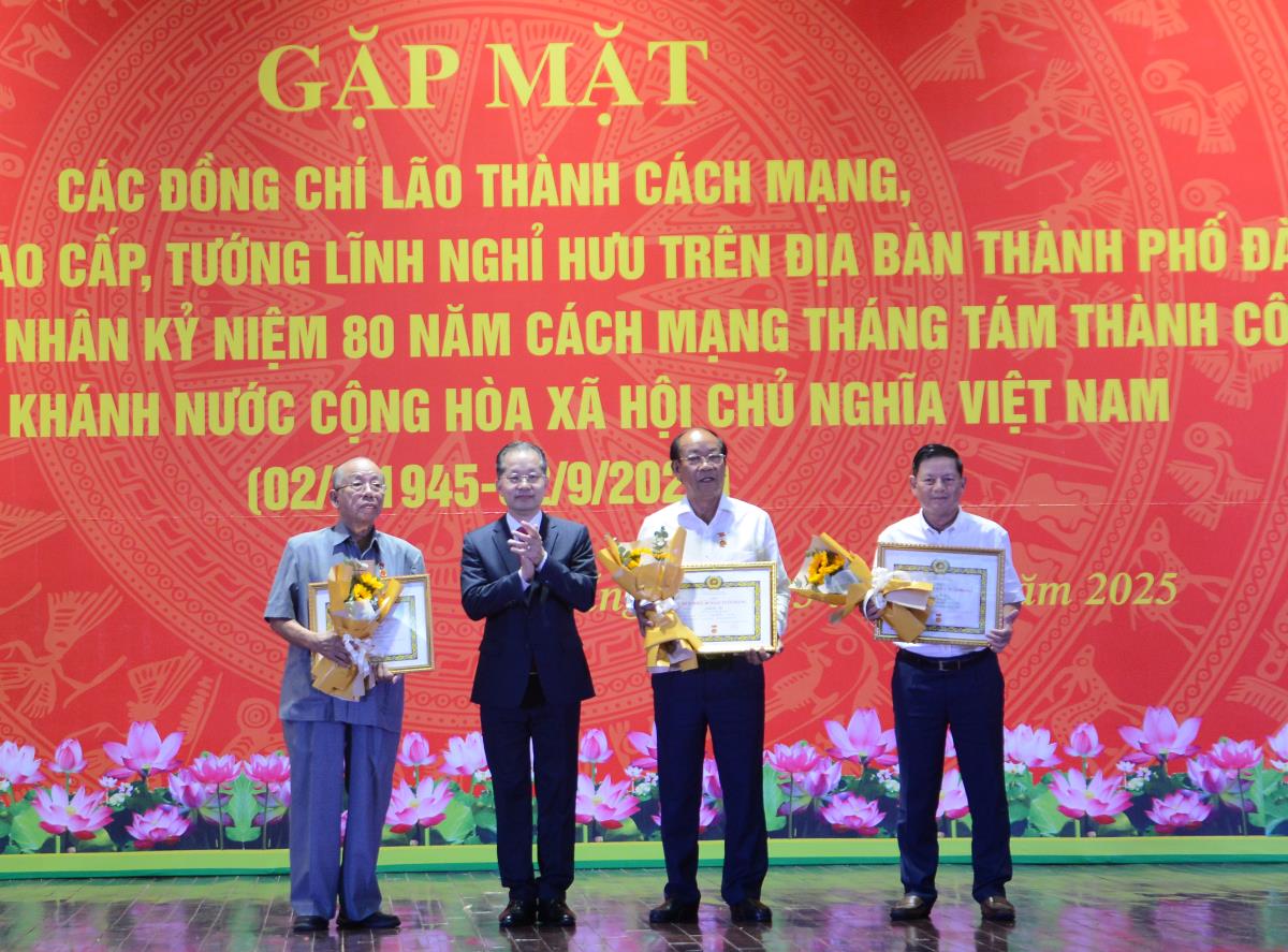 Chủ tịch HĐND thành phố Nguyễn Đức Dũng trao quà cho cán bộ lão thành cách mạng.