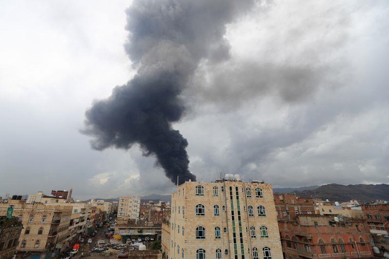 Khói bốc lên sau cuộc không kích của Israel vào thủ đô Sanaa của Yemenngày 24-8. Ảnh: AFP
