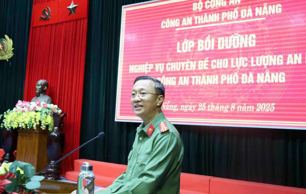 Đại tá Nguyễn Thành Long phát biểu chỉ đạo tại buổi khai giảng Lớp bồi dưỡng.