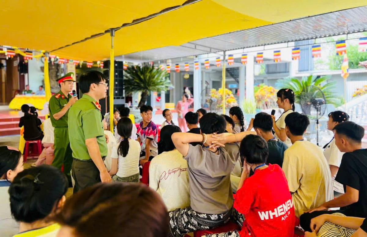 Hướng dẫn các khóa sinh cách thức phòng chống các loại tội phạm.