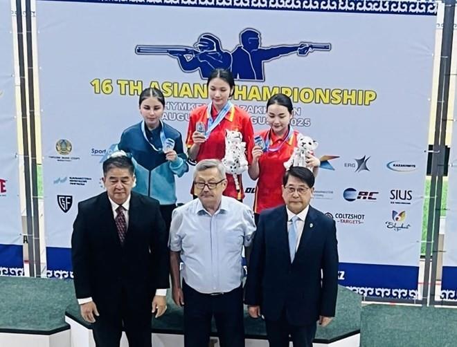 Xạ thủ Nguyễn Mai Chi (hàng sau, giữa) giành HCV đầu tiên cho đội tuyển bắn súng Việt Nam.