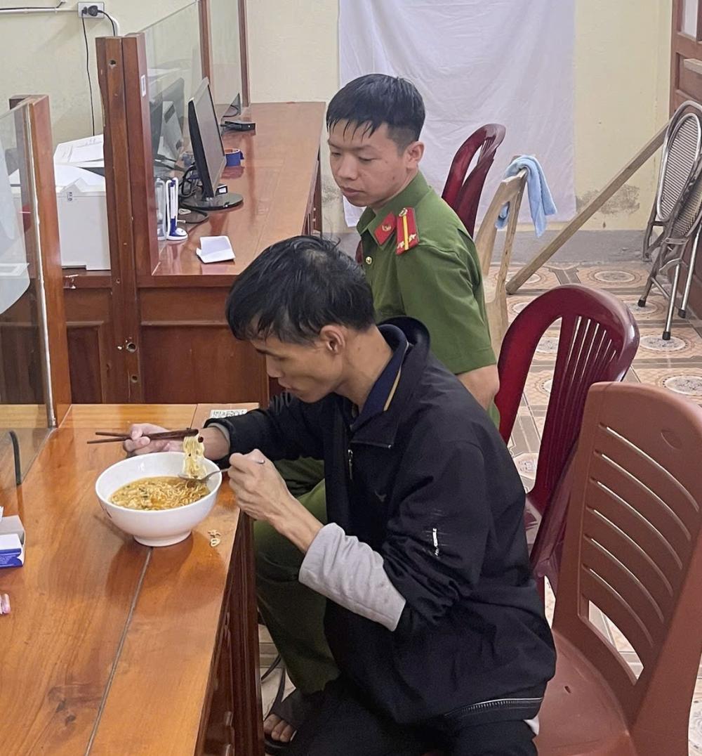 Công an xã Đồng Lộc trực tiếp đưa anh V. trở về nhà an toàn.