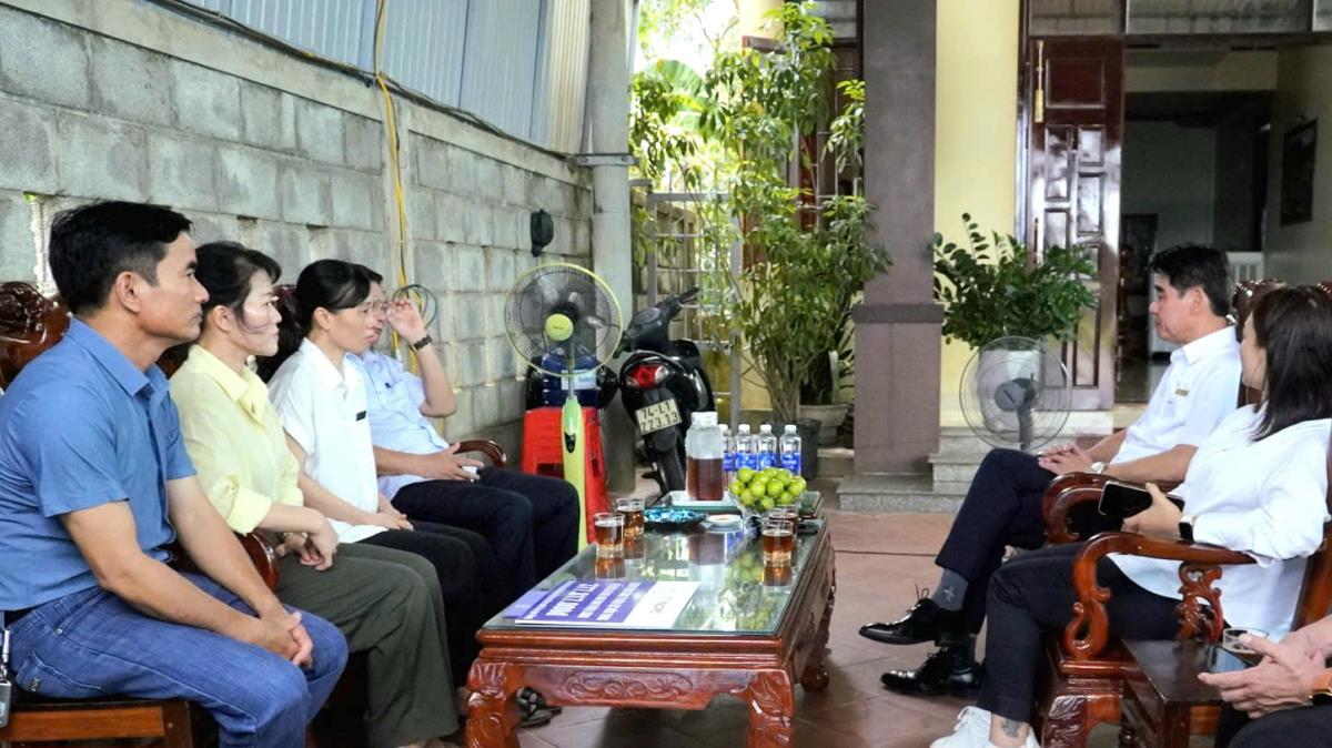 Đoàn công tác thăm hỏi gia đình anh Đinh Thiện Lương.