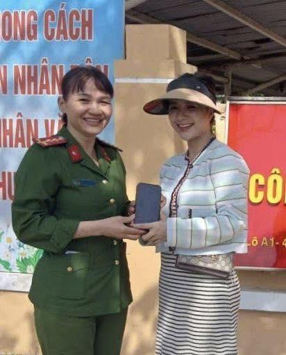 Chị L. vui mừng nhận lại tài sản.