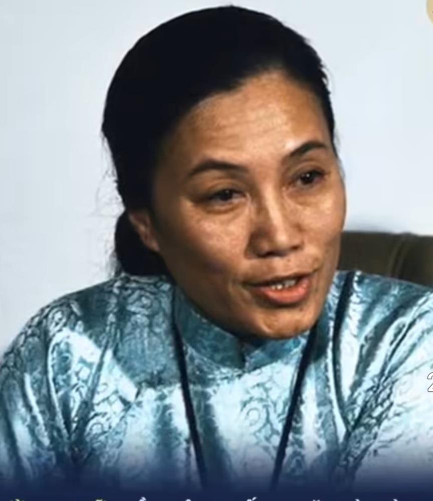 Bộ trưởng Ngoại giao Chính phủ Cách mạng lâm thời Cộng hòa miền Nam Việt Nam Nguyễn Thị Bình ký văn kiện Hiệp định Paris về chấm dứt chiến tranh, lập lại hòa bình ở Việt Nam, ngày 27-1-1973, tại Trung tâm Hội nghị Quốc tế ở thủ đô Paris (Pháp). (Ảnh tư liệu của TTXVN)