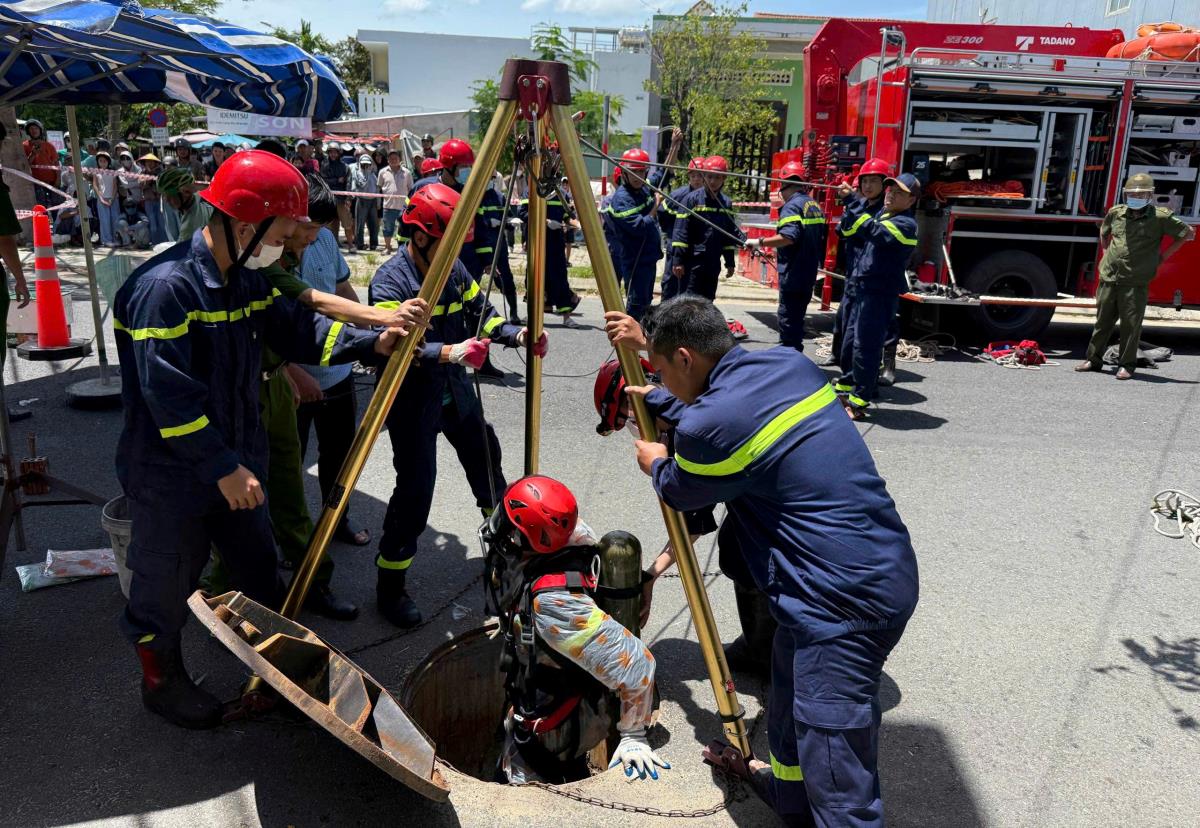 Hai người tử vong thương tâm được đưa lên trên bàn giao cho cơ quan chức năng tiếp tục điều tra nguyên nhân.