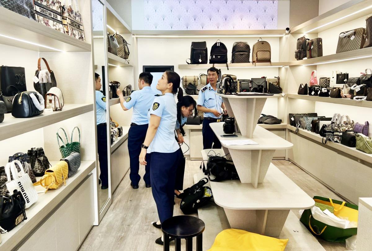 Lực lượng QLTT TP Đà Nẵng kiểm tra 1 cơ sở kinh doanh trên địa bàn phường Hải Châu.