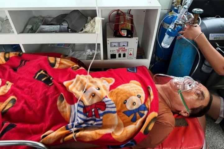 Ông A. được chuyển bệnh viện tuyến trên tiếp tục cấp cứu.