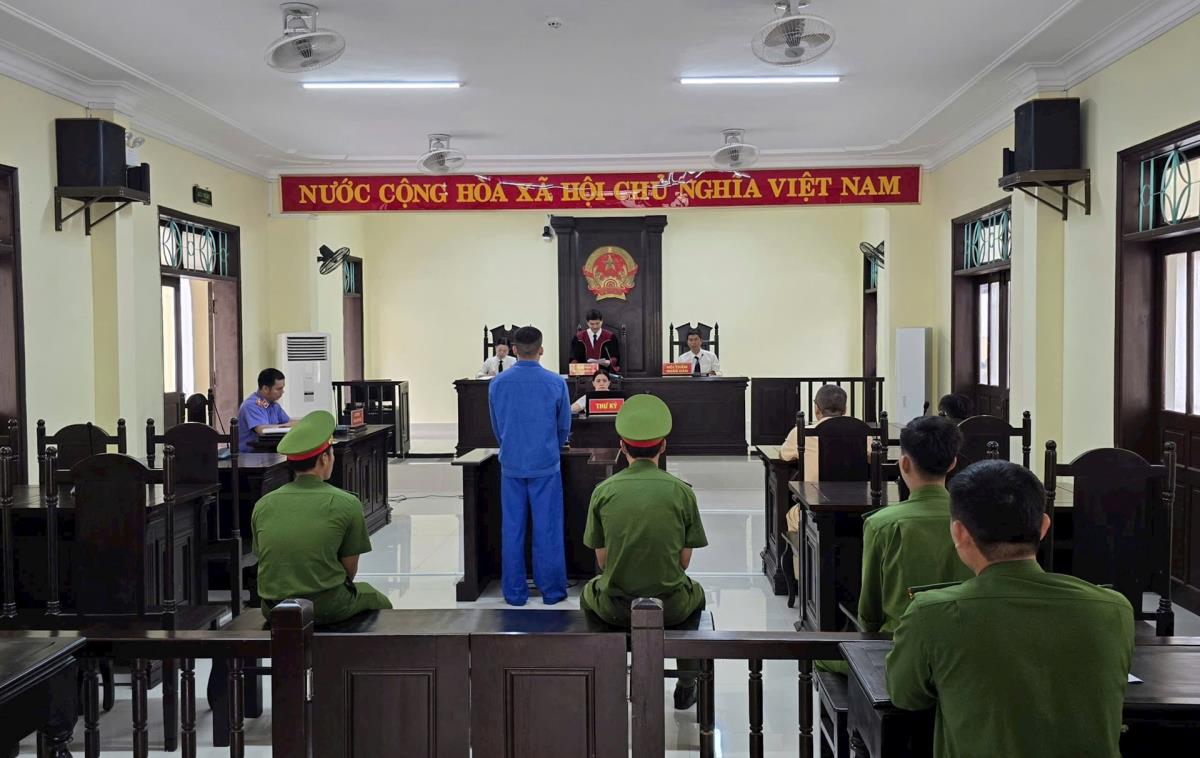 Phiên tòa xét xử bị cáo Hùng.