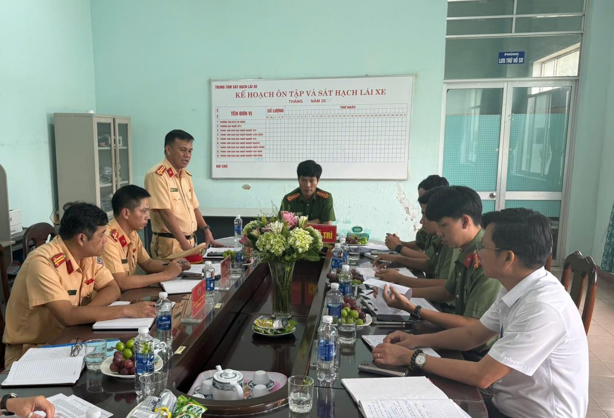 Thượng tá Trần Minh Nguyên kiểm tra và làm việc với Hội đồng sát hạch lái xe tại Trung tâm sát hạch lái xe Đà Nẵng