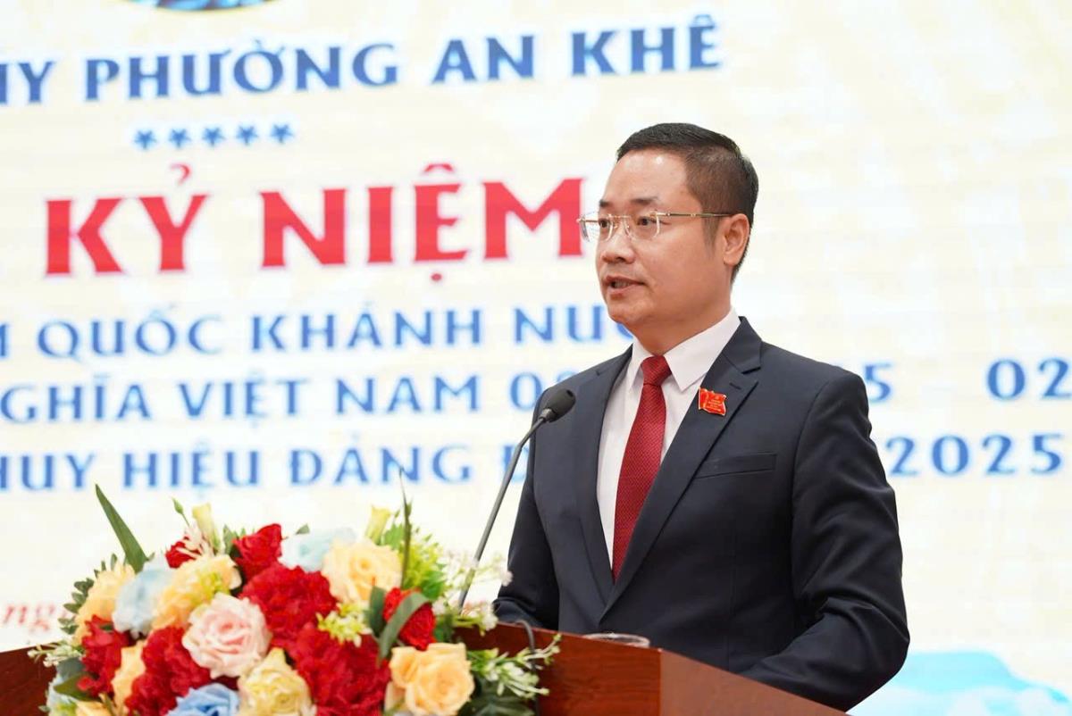 Lãnh đạo Đảng ủy phường An Khê trao Huy hiệu Đảng cho các đảng viên đủ tiêu chuẩn.