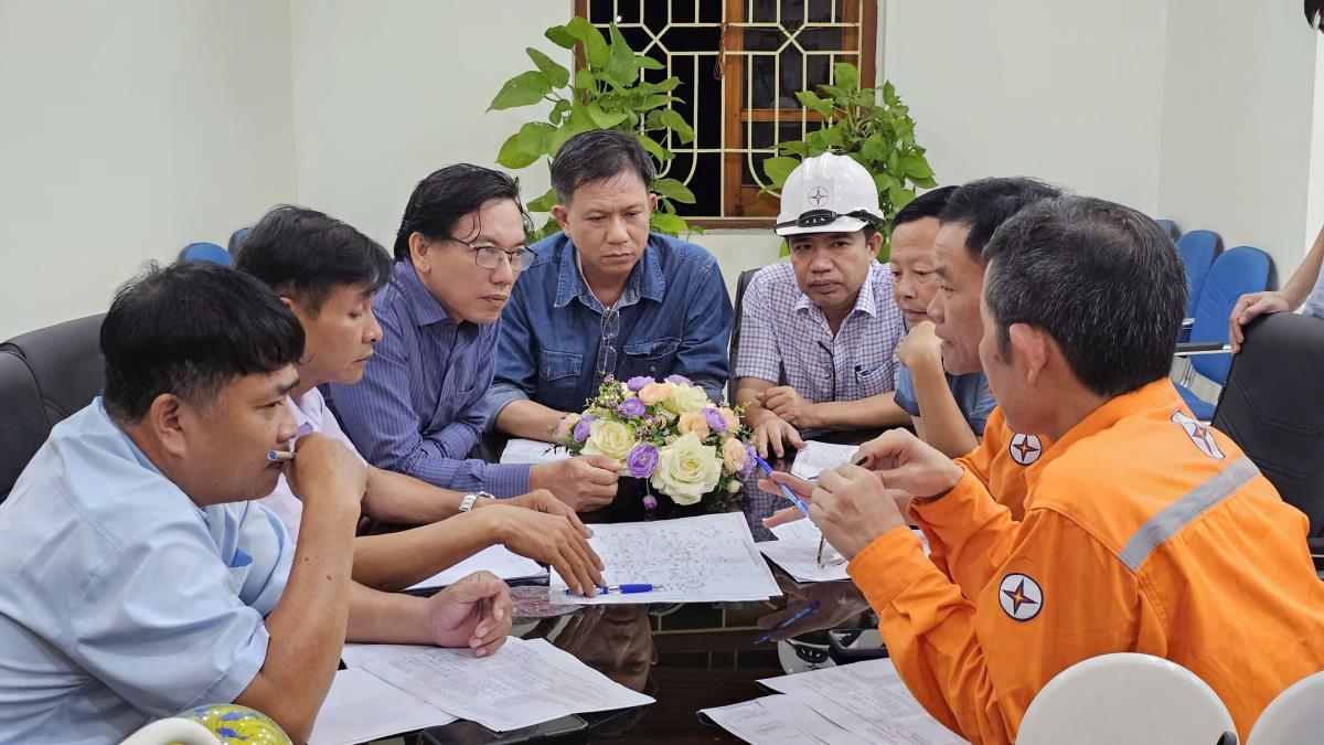 Các đội xung kích báo cáo phương án khắc phục sự cố lưới điện tại Hà Tĩnh.