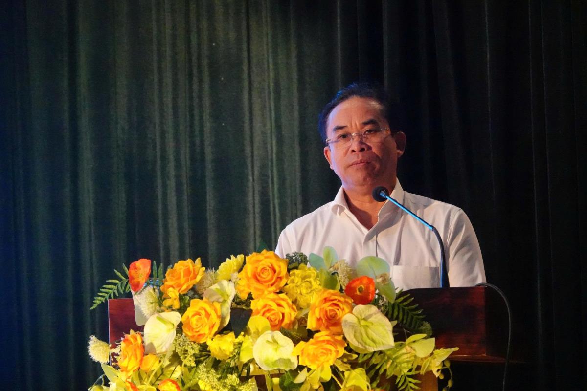 Các thầy, cô giáo thảo luận tại hội nghị.