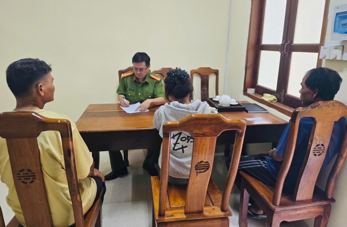 Công an xã Ia Pa kịp thời tìm đưa bé gái bị dụ dỗ tìm “việc nhẹ lương cao” về nhà an toàn.