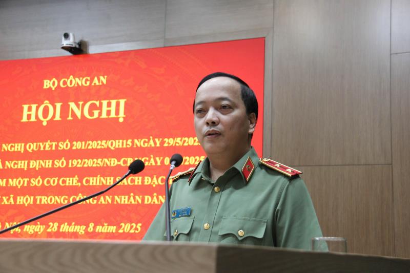 Thiếu tướng Nguyễn Hữu Hợp – Giám đốc Công an TP và Phó Chủ tịch UBND TP Trần Anh Tuấn đồng chủ trì hội nghị tại điểm cầu Công an TP