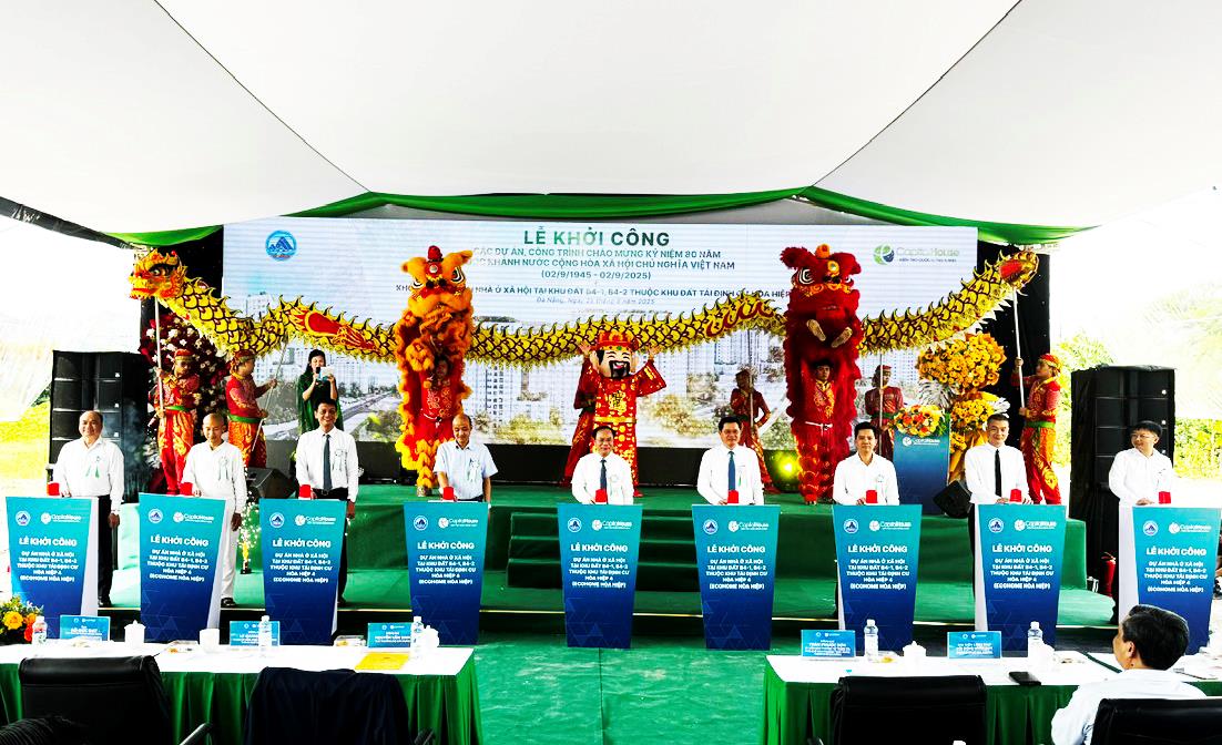 Các đại biểu tham gia nghi thức khởi công Dự án.