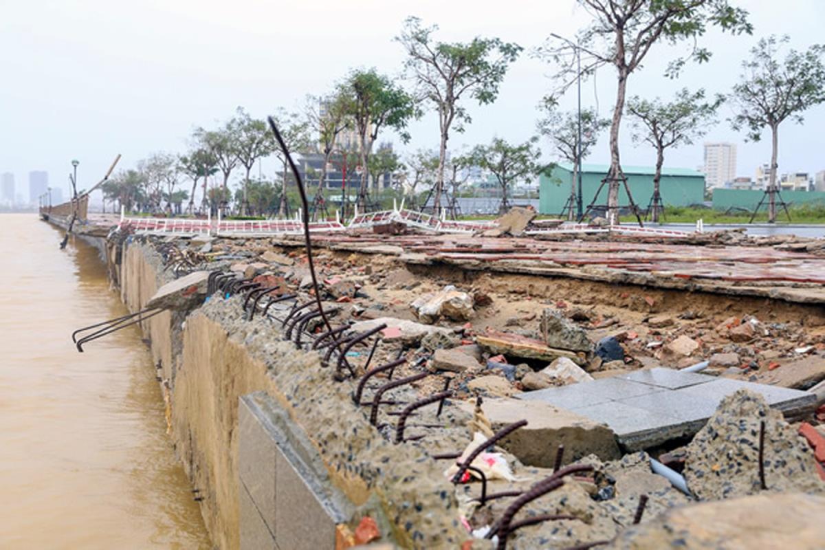 Bờ kè đường Như Nguyệt bị sóng đánh toạc trong một cơn bão.