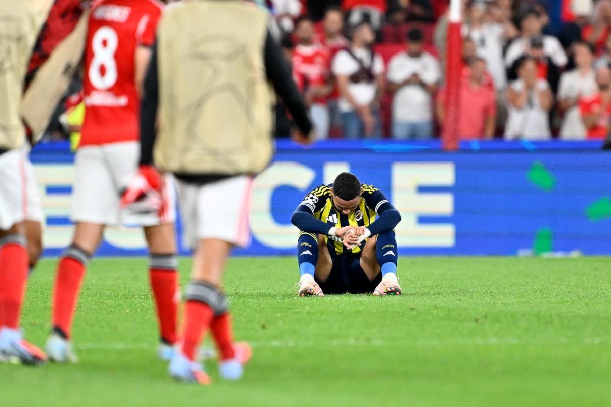 Fenerbahce của HLV Mourinho (ngồi) mùa thứ 2 liên tiếp không có vé dự Champions League.