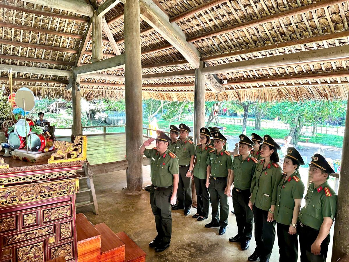 Đại tá Nguyễn Xuân Hoàng cùng lãnh đạo các phòng nghiệp vụ chụp ảnh lưu niệm trong Khu trưng bày truyền thống của Công an TP Đà Nẵng tại Khu di tích lịch sử Nha Công an Trung ương.