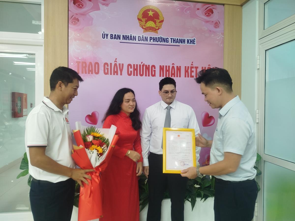 Người dân đến làm thủ tục hành chính tại Trung tâm sáng ngày 29-8.