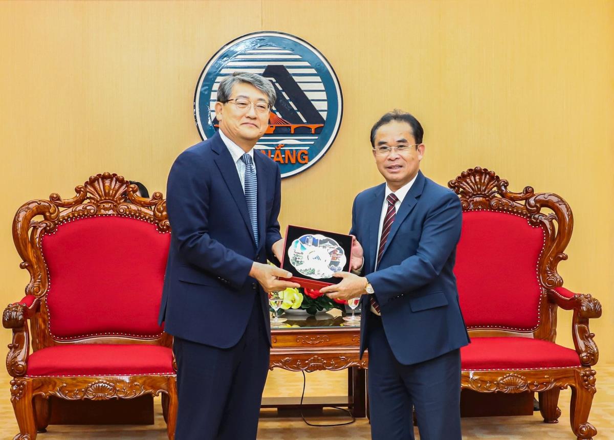 Phó Chủ tịch UBND TP Đà Nẵng Trần Anh Tuấn (bên phải) trao quà lưu niệm cho ông Kim Soonho.