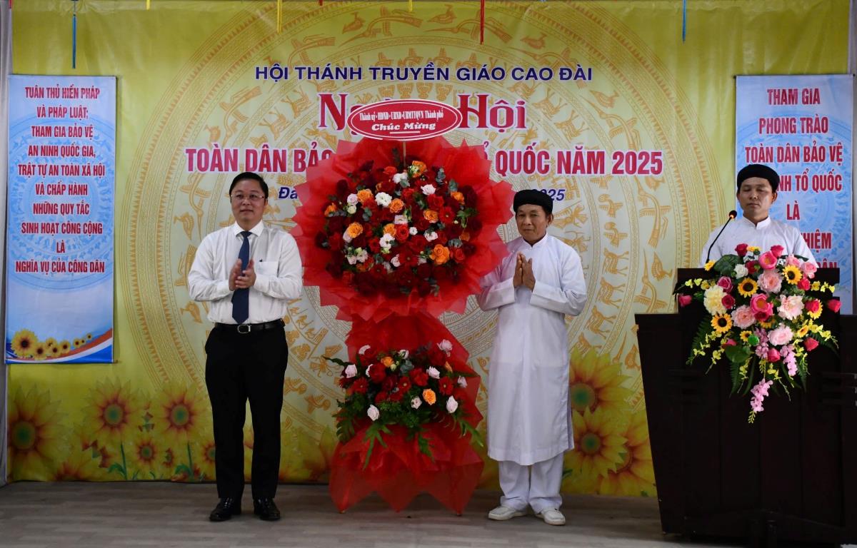 Phần hội của ngày hội diễn ra sôi nổi với phần thi “Tìm hiểu kiến thức về bảo vệ an ninh Tổ quốc” giữa 6 đội thi