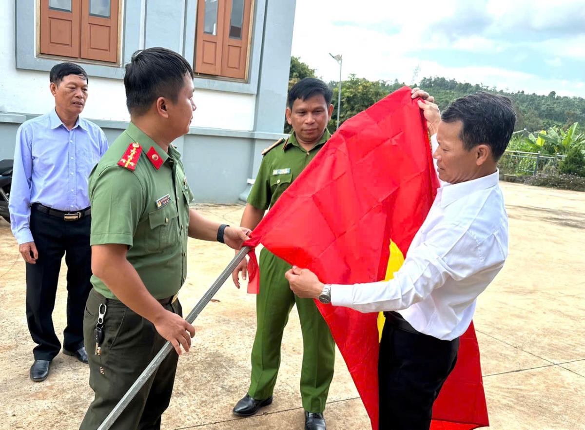 Công an xã Đắk Song trao tặng gần 100 lá cờ Tổ quốc cho các cơ sở tôn giáo trong dịp Lễ 2/9