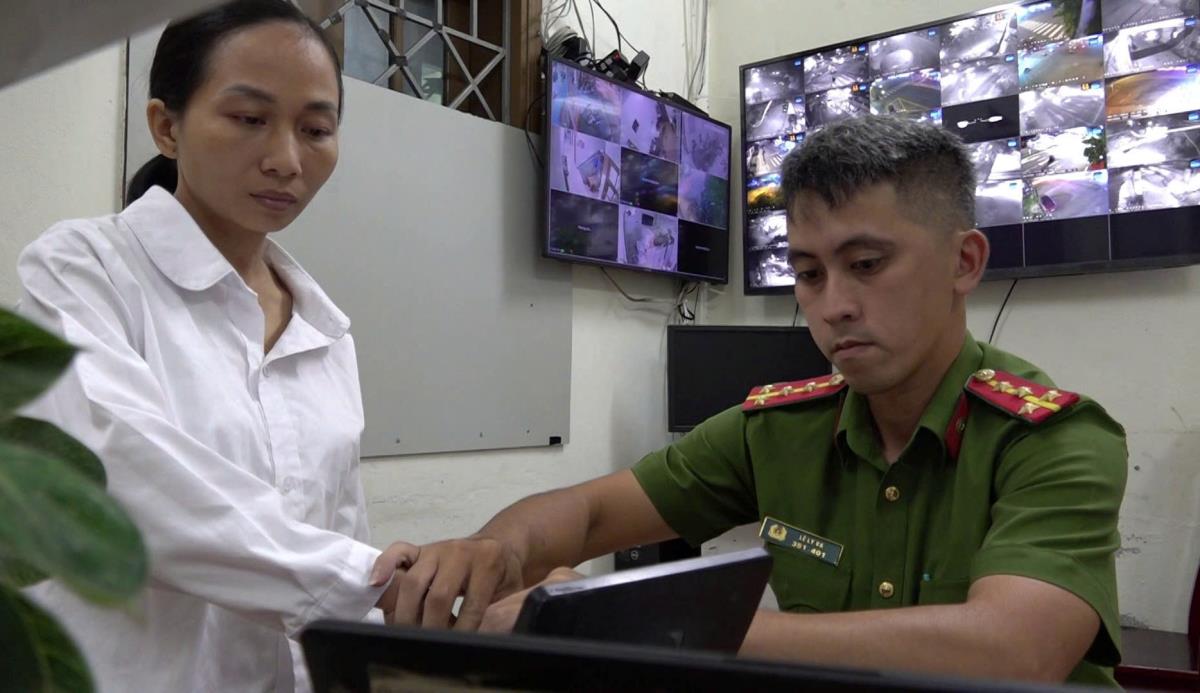 Các tổ Cảnh sát khu vực được phân công về địa bàn, thông tin cho người dân thời gian tăng ca và trao trả kết quả giải quyết hành chính tại nhà dân.