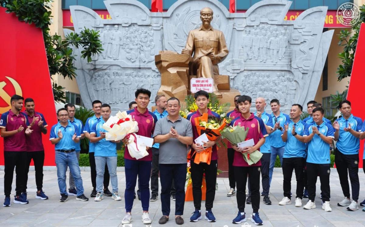 Đình Bắc, Minh Phúc và Lý Đức được vinh danh trong lễ dâng hương, báo công của CLB Công an Hà Nội.