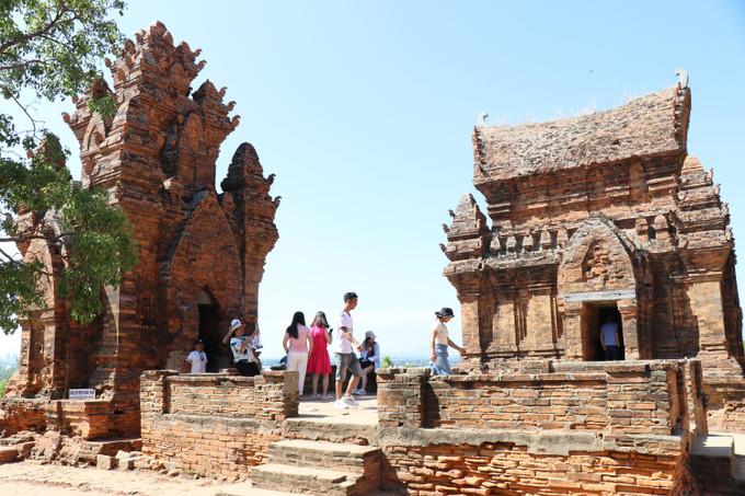 Di tích quốc gia đặc biệt Tháp Bà Pô Nagar (phường Bắc Nha Trang, tỉnh Khánh Hòa) hàng năm thu hút đông đảo du khách trong nước, quốc tế tham quan khi đến Khánh Hòa.